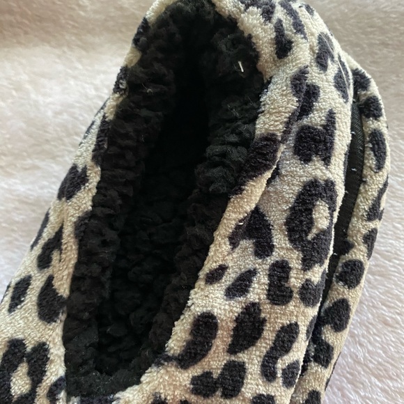 NWT ISAAC MIZRAHI SHOES Faux Fur Leopard Print Slippers Size Medium - Picture 4 of 15